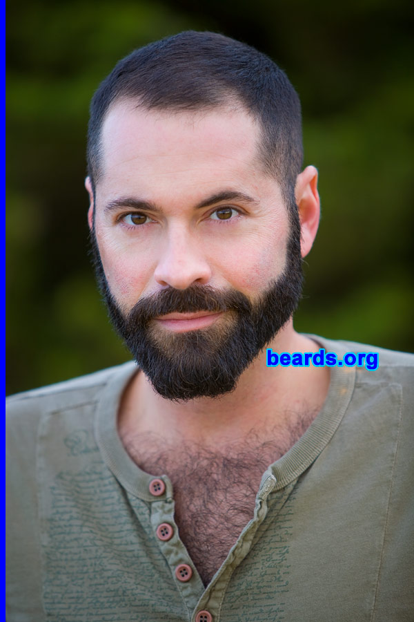 Christopher
[b]Go to [url=http://www.beards.org/beard017.php]Christopher's beard feature[/url][/b].
Keywords: full_beard