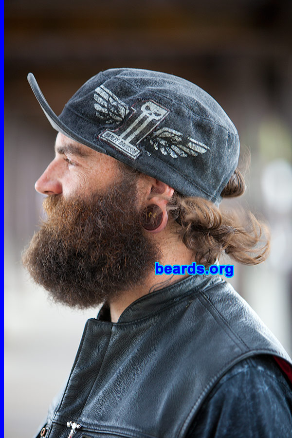 Jared
[b]Go to [url=http://www.beards.org/beard040.php]Jared's beard feature[/url][/b].
Keywords: b040.002 full_beard