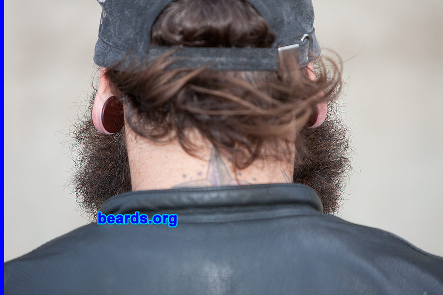 Jared
[b]Go to [url=http://www.beards.org/beard040.php]Jared's beard feature[/url][/b].
Keywords: b040.003 full_beard