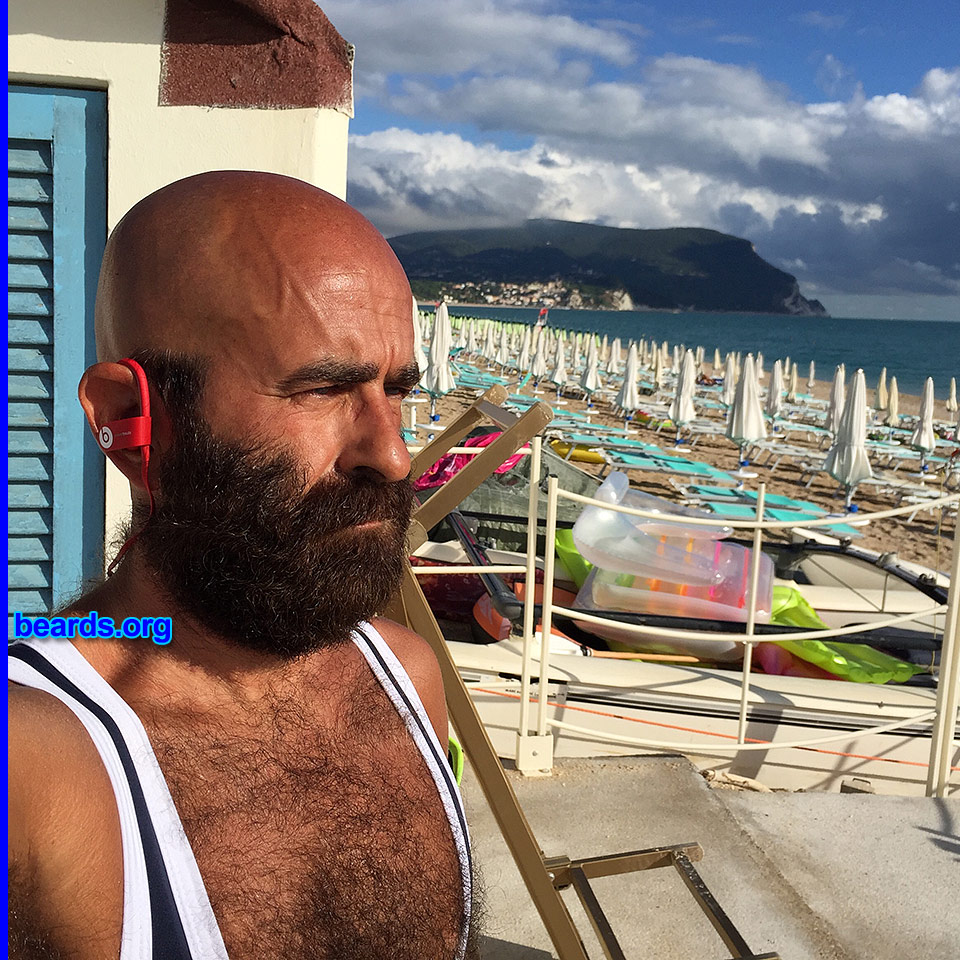 Tiziano
[b]Go to [url=http://www.beards.org/beard048.php]Tiziano's beard feature[/url][/b].
Keywords: b048.004 full_beard
