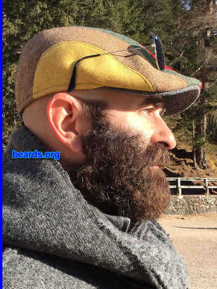 Tiziano
[b]Go to [url=http://www.beards.org/beard048.php]Tiziano's beard feature[/url][/b].
Keywords: b048.005 full_beard