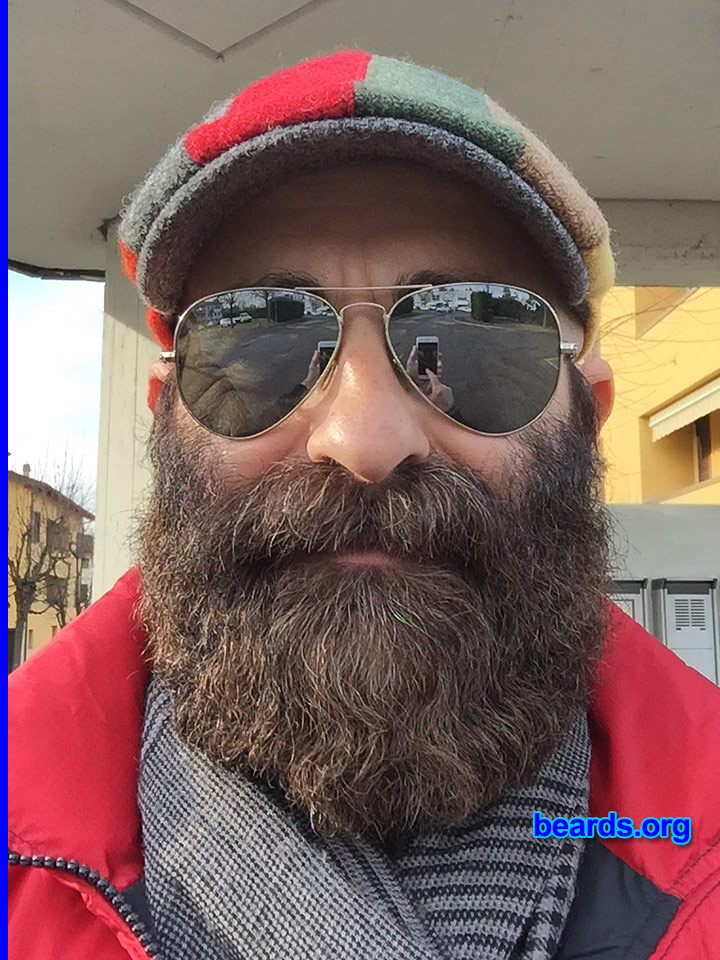 Tiziano
[b]Go to [url=http://www.beards.org/beard048.php]Tiziano's beard feature[/url][/b].
Keywords: b048.005 full_beard