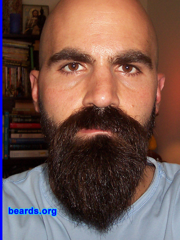 Salvatore
[b]Go to [url=http://www.beards.org/beard04.php]Salvatore: the goatee supremacy[/url][/b].
Keywords: full_beard
