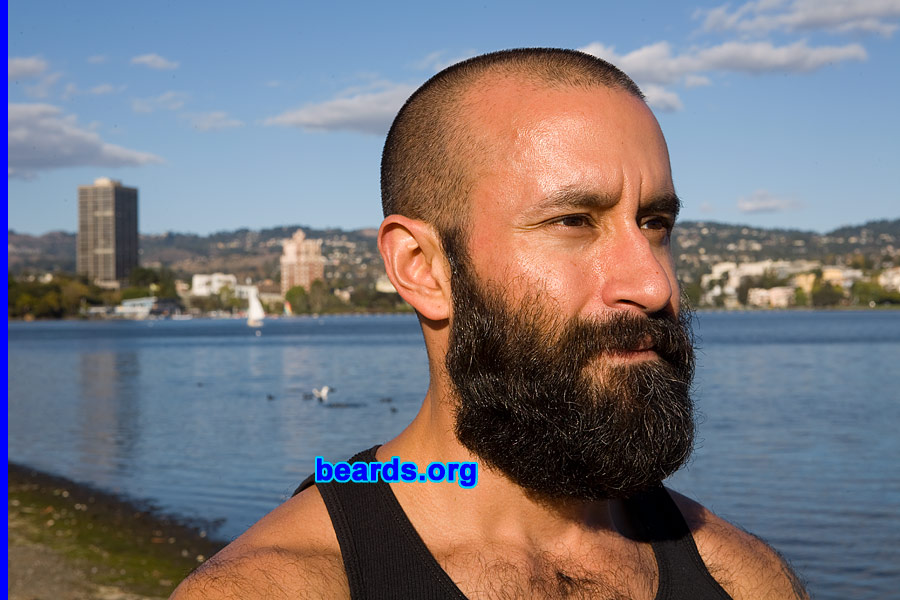Chris
[b]Go to [url=http://www.beards.org/beard016.php]Chris' beard feature[/url][/b].
Keywords: full_beard