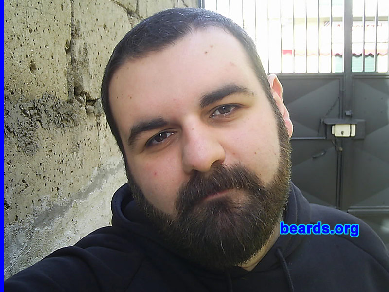 Andy
[b]Go to [url=http://www.beards.org/beard021.php]Andy's beard feature[/url][/b].
Keywords: full_beard