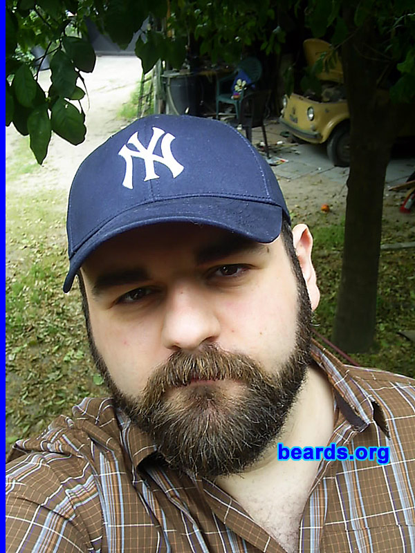 Andy
[b]Go to [url=http://www.beards.org/beard021.php]Andy's beard feature[/url][/b].
Keywords: full_beard