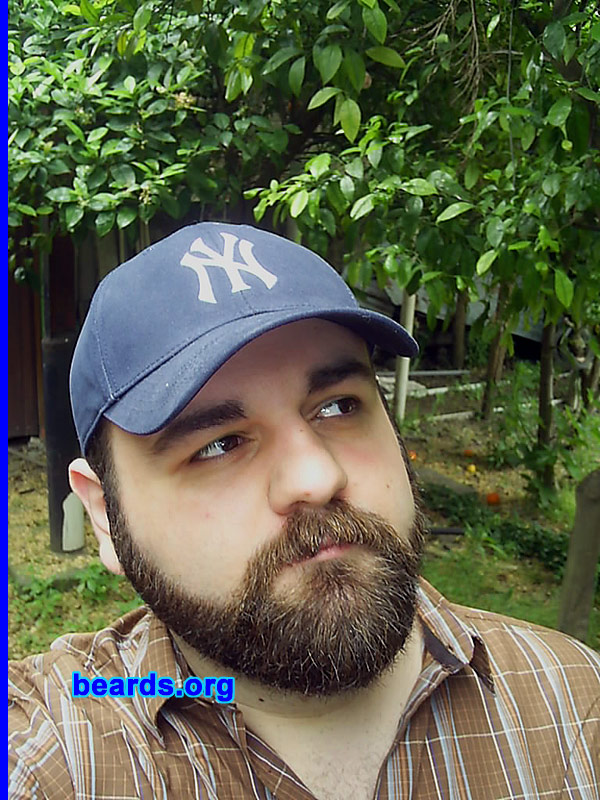 Andy
[b]Go to [url=http://www.beards.org/beard021.php]Andy's beard feature[/url][/b].
Keywords: full_beard