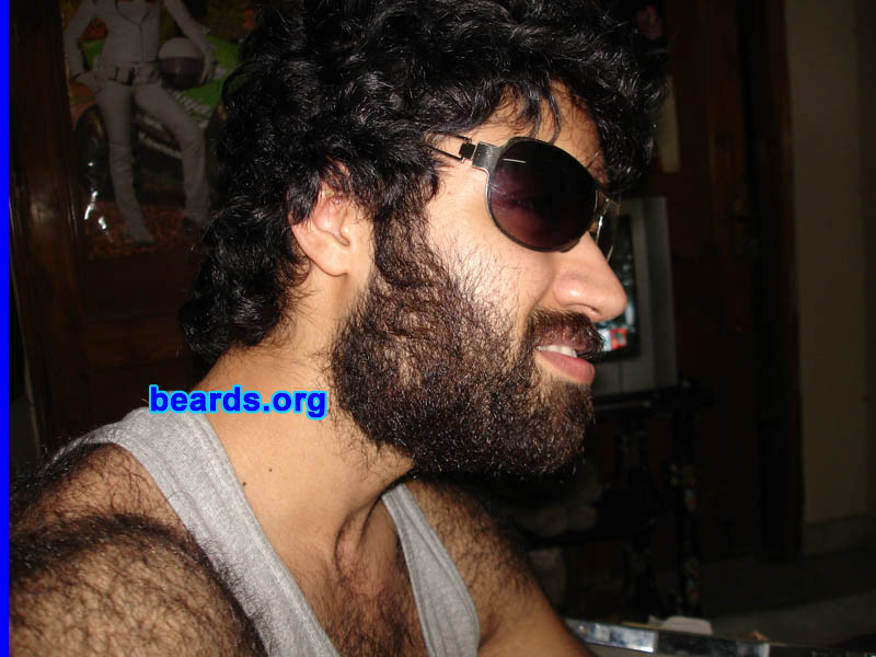 Manny
[b]Go to [url=http://www.beards.org/beard026.php]Manny's beard feature[/url][/b].f
Keywords: full_beard