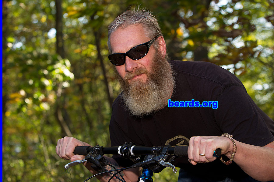 Rich Costello
[b]Go to [url=http://www.beards.org/beard031.php]Rich's beard feature[/url][/b].

Photo by [url=http://jgumbertphoto.com/]Jacqueline Gumbert Photography[/url].
Keywords: full_beard