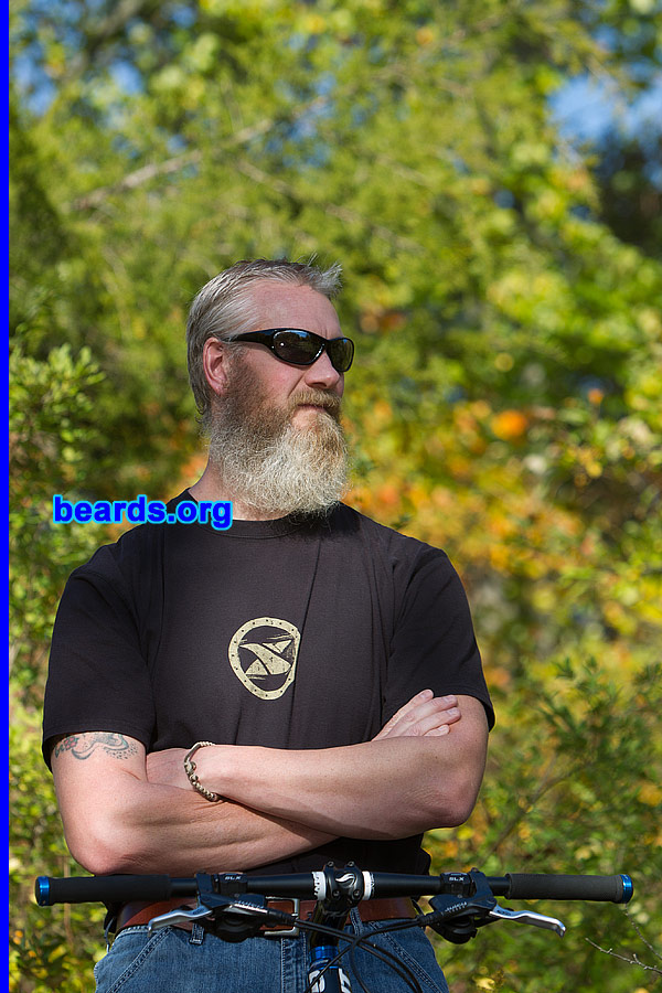 Rich Costello
[b]Go to [url=https://www.beards.org/beard031.php]Rich's beard feature[/url][/b].

Photo by [b]Jacqueline Gumbert Photography[/b].
Keywords: b031.002 full_beard