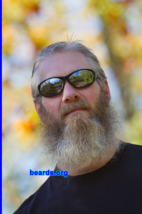 Rich Costello
[b]Go to [url=https://www.beards.org/beard031.php]Rich's beard feature[/url][/b].

Photo by [b]Jacqueline Gumbert Photography[/b].
Keywords: b031.002 full_beard