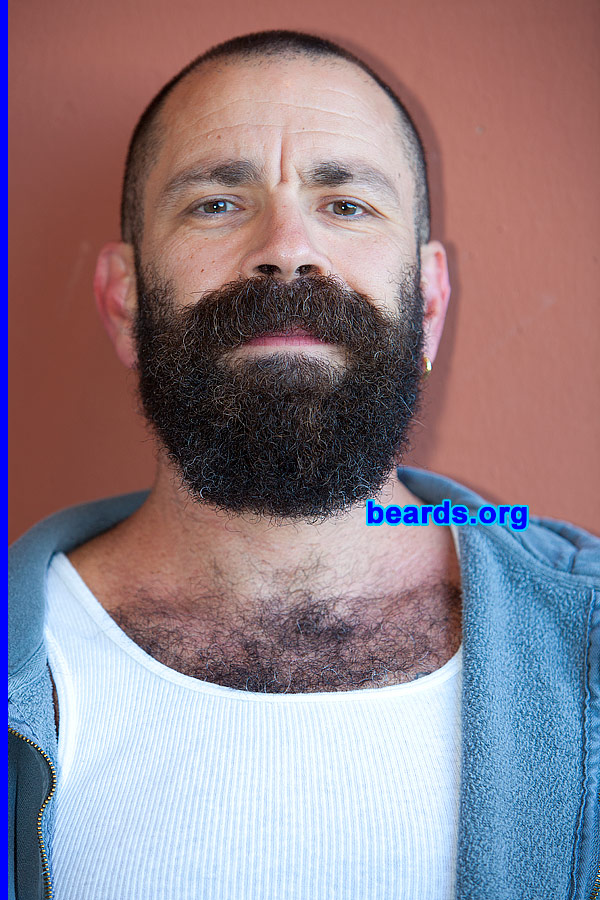 Andy
[b]Go to [url=http://www.beards.org/beard032.php]Andy's beard feature[/url][/b].
Keywords: b032.002 full_beard