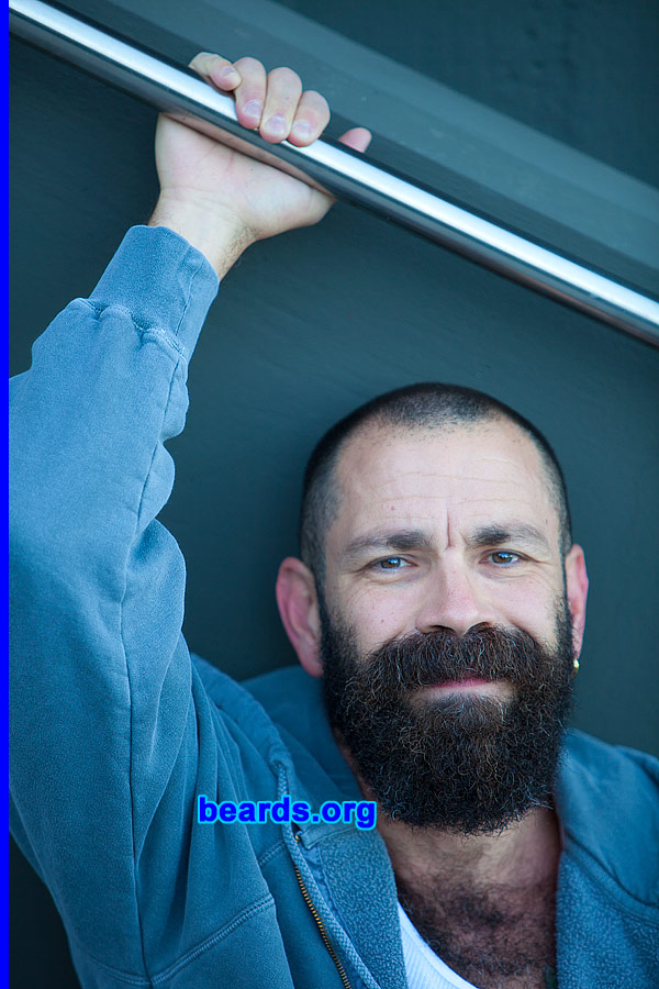 Andy
[b]Go to [url=http://www.beards.org/beard032.php]Andy's beard feature[/url][/b].
Keywords: b032.002 full_beard