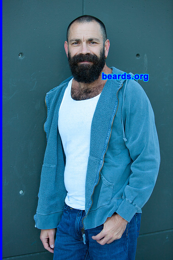 Andy
[b]Go to [url=http://www.beards.org/beard032.php]Andy's beard feature[/url][/b].
Keywords: b032.002 full_beard