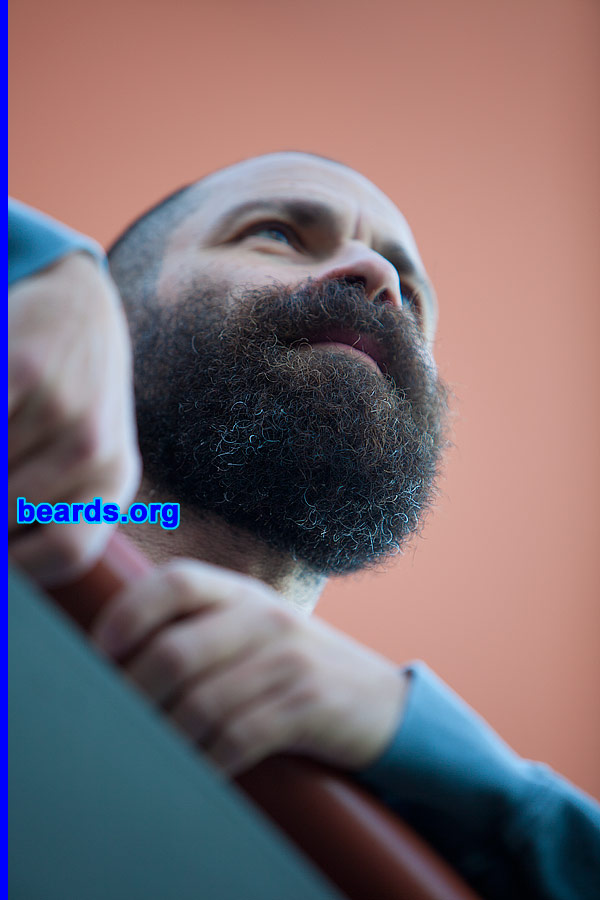 Andy
[b]Go to [url=http://www.beards.org/beard032.php]Andy's beard feature[/url][/b].
Keywords: b032.003 full_beard