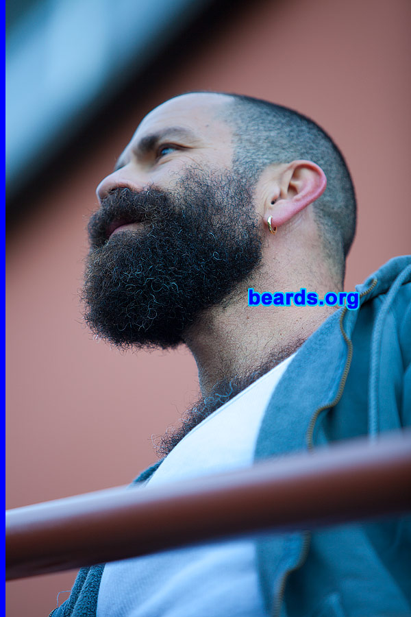 Andy
[b]Go to [url=http://www.beards.org/beard032.php]Andy's beard feature[/url][/b].
Keywords: b032.003 full_beard