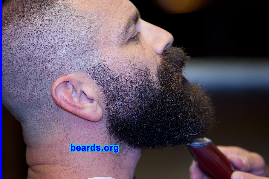 Andy
[b]Go to [url=http://www.beards.org/beard032.php]Andy's beard feature[/url][/b].
Keywords: b032.007 full_beard