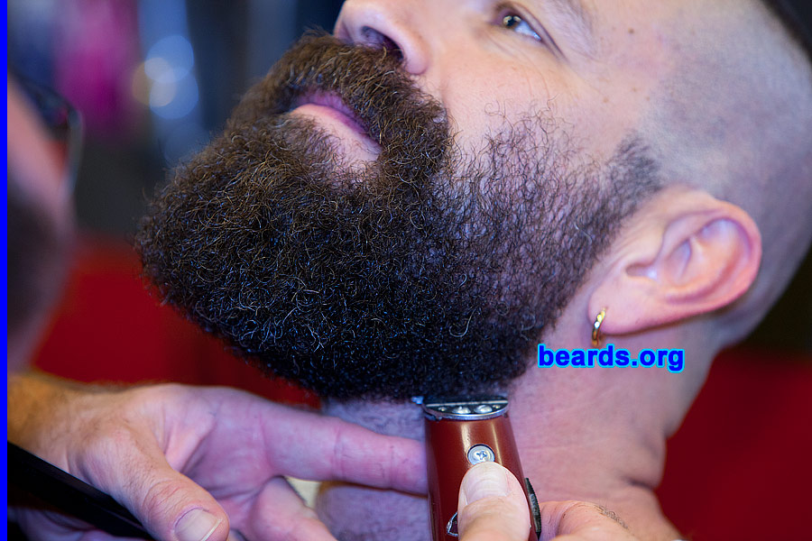Andy
[b]Go to [url=http://www.beards.org/beard032.php]Andy's beard feature[/url][/b].
Keywords: b032.007 full_beard