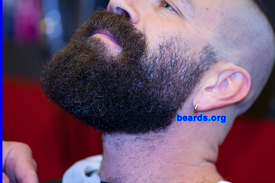 Andy
[b]Go to [url=http://www.beards.org/beard032.php]Andy's beard feature[/url][/b].
Keywords: b032.007 full_beard