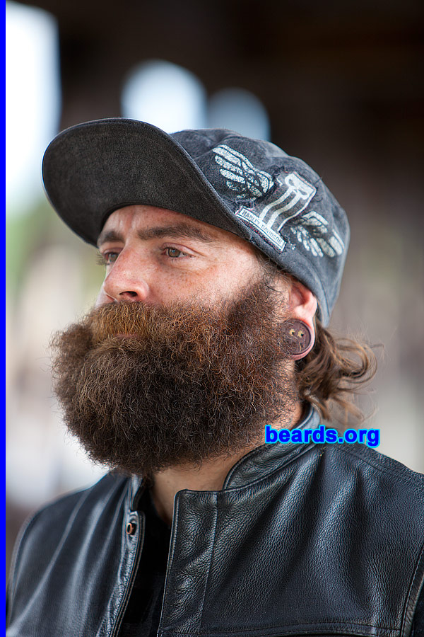 Jared
[b]Go to [url=http://www.beards.org/beard040.php]Jared's beard feature[/url][/b].
Keywords: full_beard