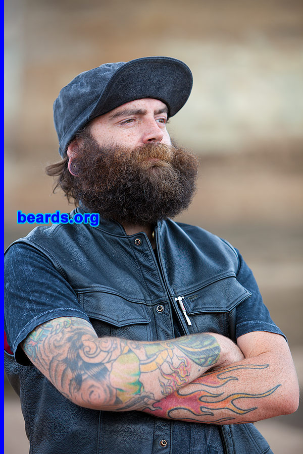 Jared
[b]Go to [url=http://www.beards.org/beard040.php]Jared's beard feature[/url][/b].
Keywords: b040.001 full_beard