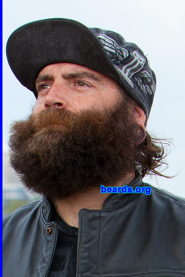 Jared
[b]Go to [url=http://www.beards.org/beard040.php]Jared's beard feature[/url][/b].
Keywords: b040.001 full_beard