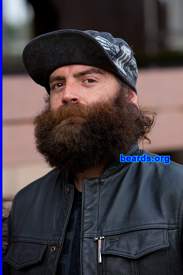 Jared
[b]Go to [url=http://www.beards.org/beard040.php]Jared's beard feature[/url][/b].
Keywords: b040.001 full_beard