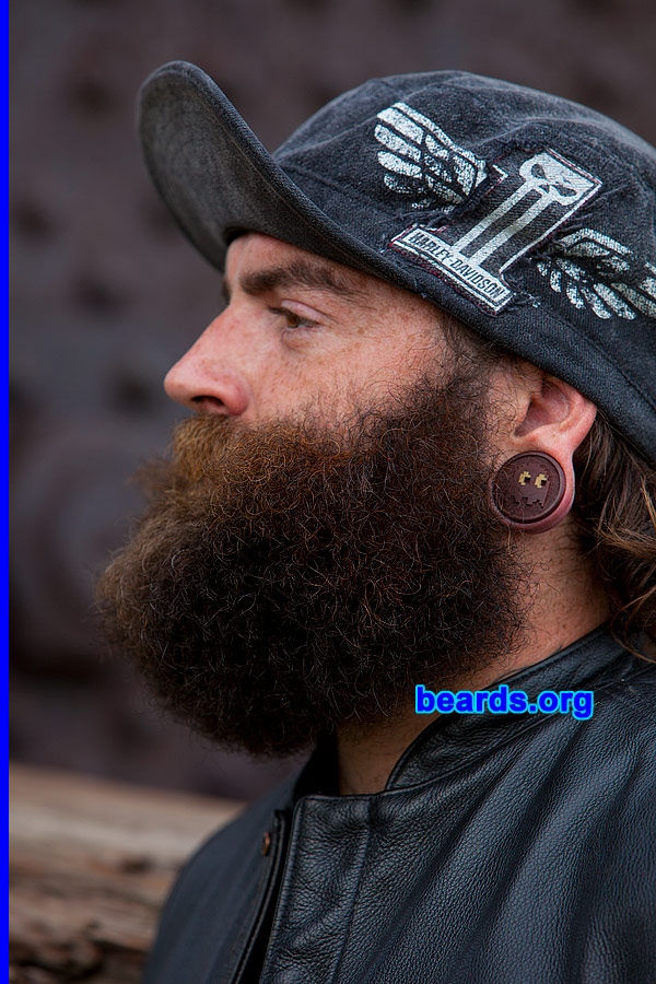 Jared
[b]Go to [url=http://www.beards.org/beard040.php]Jared's beard feature[/url][/b].
Keywords: b040.001 full_beard