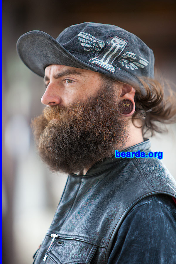 Jared
[b]Go to [url=http://www.beards.org/beard040.php]Jared's beard feature[/url][/b].
Keywords: b040.002 full_beard