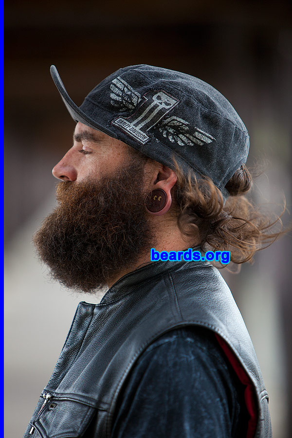 Jared
[b]Go to [url=http://www.beards.org/beard040.php]Jared's beard feature[/url][/b].
Keywords: b040.002 full_beard