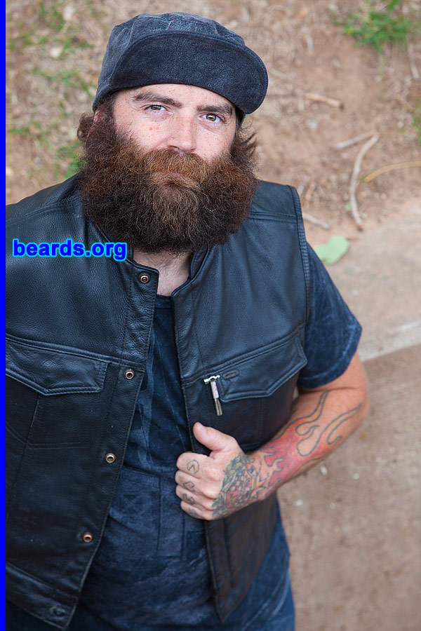 Jared
[b]Go to [url=http://www.beards.org/beard040.php]Jared's beard feature[/url][/b].
Keywords: b040.002 full_beard