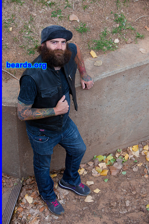 Jared
[b]Go to [url=http://www.beards.org/beard040.php]Jared's beard feature[/url][/b].
Keywords: b040.002 full_beard