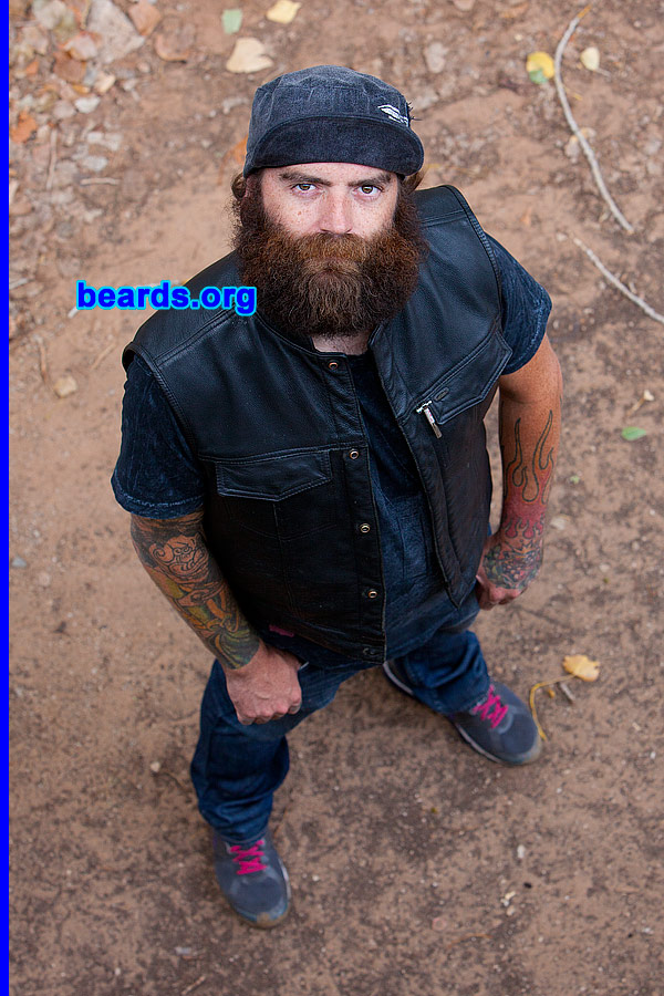 Jared
[b]Go to [url=http://www.beards.org/beard040.php]Jared's beard feature[/url][/b].
Keywords: b040.002 full_beard