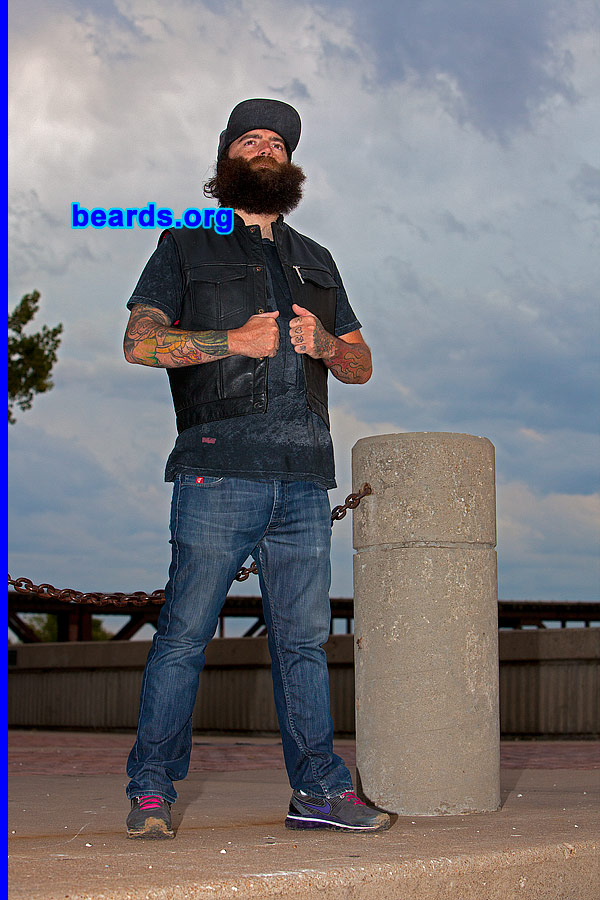 Jared
[b]Go to [url=http://www.beards.org/beard040.php]Jared's beard feature[/url][/b].
Keywords: b040.003 full_beard