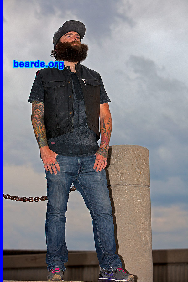 Jared
[b]Go to [url=http://www.beards.org/beard040.php]Jared's beard feature[/url][/b].
Keywords: b040.003 full_beard