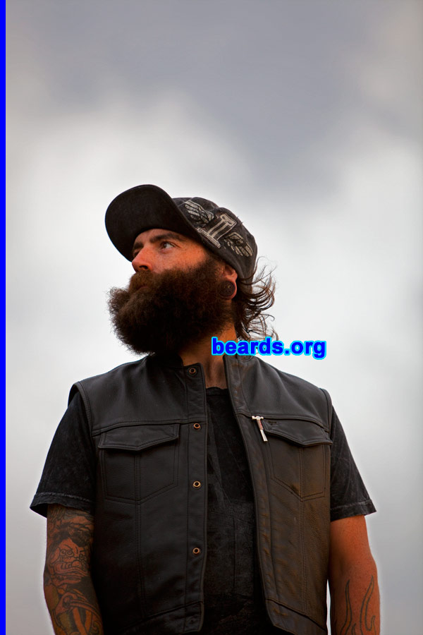 Jared
[b]Go to [url=http://www.beards.org/beard040.php]Jared's beard feature[/url][/b].
Keywords: b040.003 full_beard