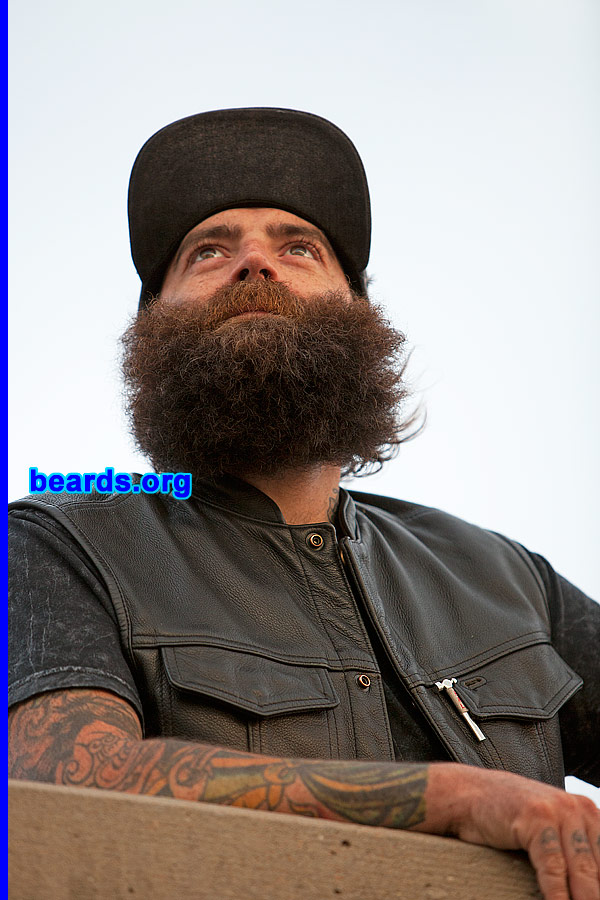 Jared
[b]Go to [url=http://www.beards.org/beard040.php]Jared's beard feature[/url][/b].
Keywords: b040.003 full_beard