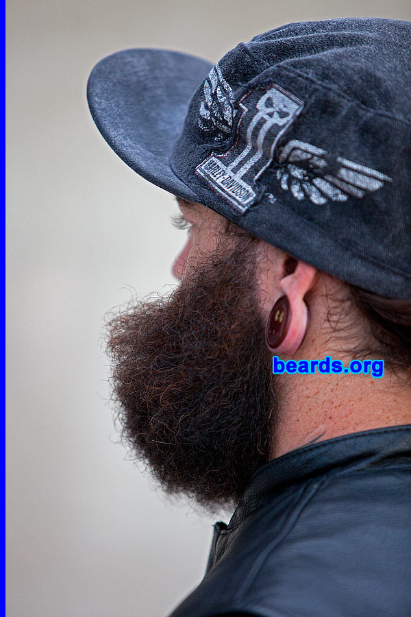 Jared
[b]Go to [url=http://www.beards.org/beard040.php]Jared's beard feature[/url][/b].
Keywords: b040.003 full_beard