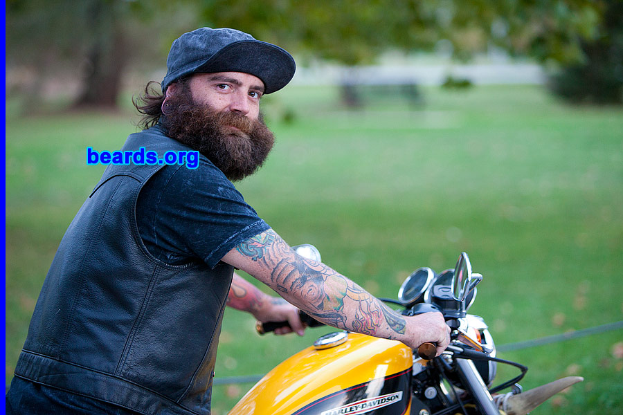 Jared
[b]Go to [url=http://www.beards.org/beard040.php]Jared's beard feature[/url][/b].
Keywords: b040.003 full_beard