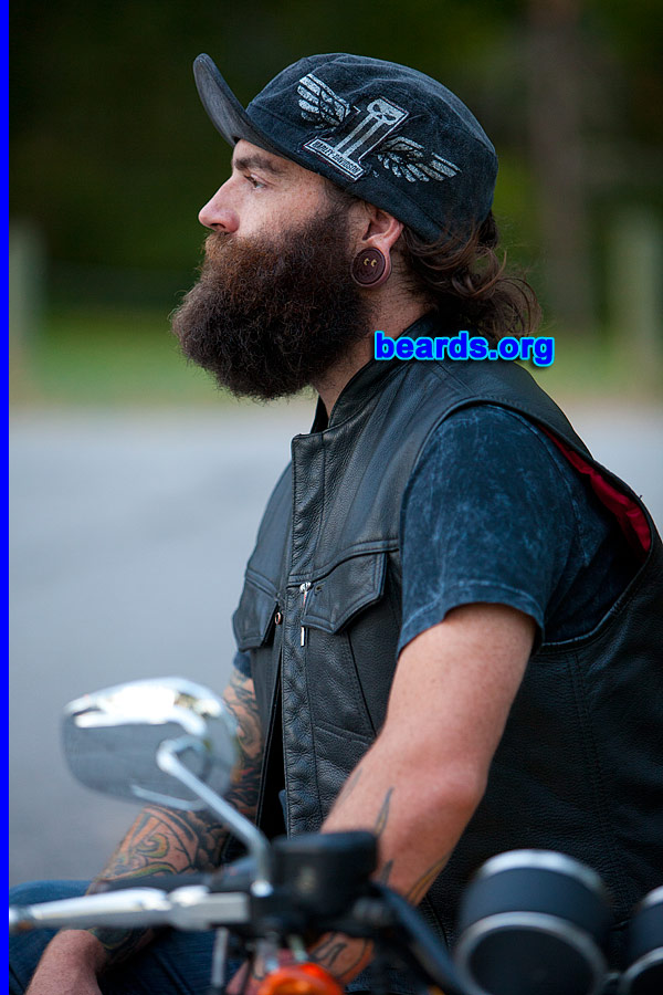 Jared
[b]Go to [url=http://www.beards.org/beard040.php]Jared's beard feature[/url][/b].
Keywords: b040.004 full_beard
