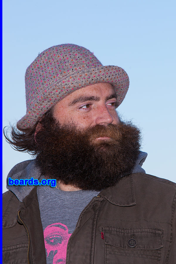 Jared
[b]Go to [url=http://www.beards.org/beard040.php]Jared's beard feature[/url][/b].
Keywords: b040.004 full_beard