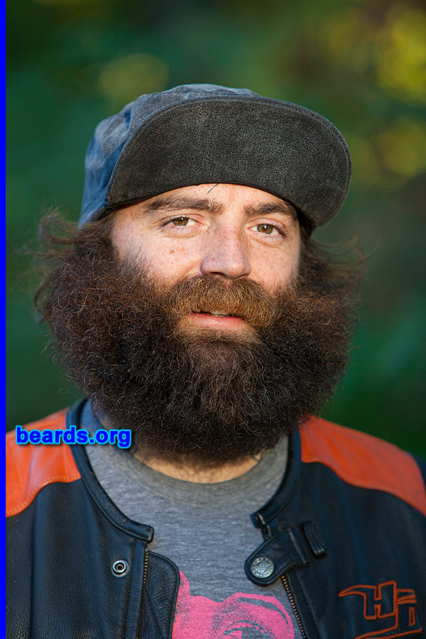 Jared
[b]Go to [url=http://www.beards.org/beard040.php]Jared's beard feature[/url][/b].
Keywords: b040.005 full_beard