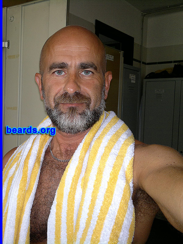 Tiziano
[b]Go to [url=http://www.beards.org/beard048.php]Tiziano's beard feature[/url][/b].
Keywords: full_beard