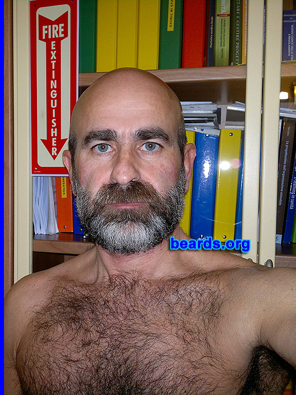 Tiziano
[b]Go to [url=http://www.beards.org/beard048.php]Tiziano's beard feature[/url][/b].
Keywords: full_beard