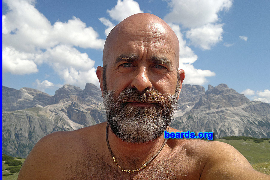 Tiziano
[b]Go to [url=http://www.beards.org/beard048.php]Tiziano's beard feature[/url][/b].
Keywords: full_beard