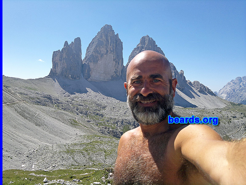 Tiziano
[b]Go to [url=http://www.beards.org/beard048.php]Tiziano's beard feature[/url][/b].
Keywords: b048.001 full_beard