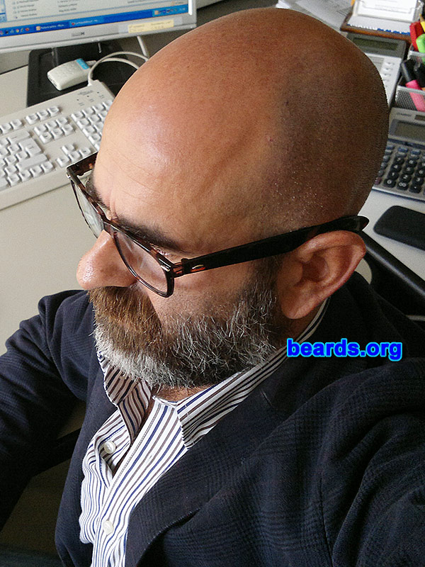 Tiziano
[b]Go to [url=http://www.beards.org/beard048.php]Tiziano's beard feature[/url][/b].
Keywords: b048.001 full_beard