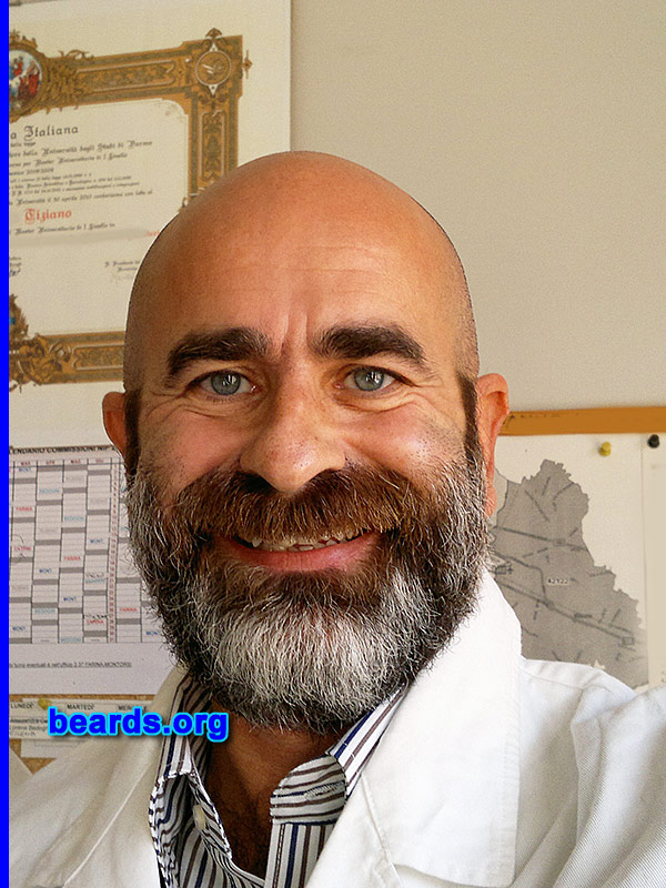 Tiziano
[b]Go to [url=http://www.beards.org/beard048.php]Tiziano's beard feature[/url][/b].
Keywords: b048.001 full_beard