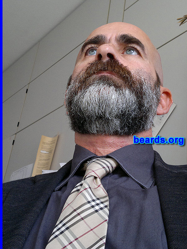 Tiziano
[b]Go to [url=http://www.beards.org/beard048.php]Tiziano's beard feature[/url][/b].
Keywords: b048.001 full_beard