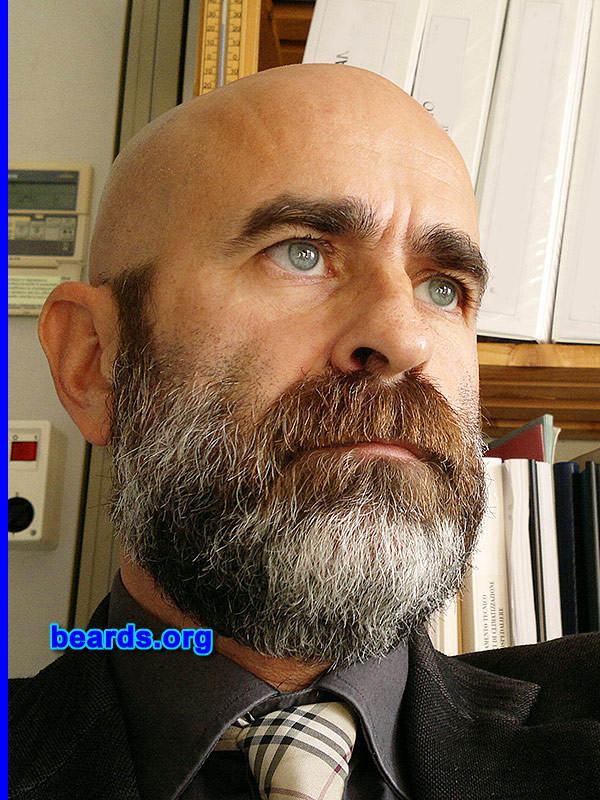 Tiziano
[b]Go to [url=http://www.beards.org/beard048.php]Tiziano's beard feature[/url][/b].
Keywords: b048.001 full_beard